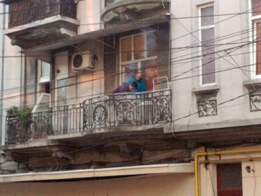 Au încins grătarul în balconul unui imobil!